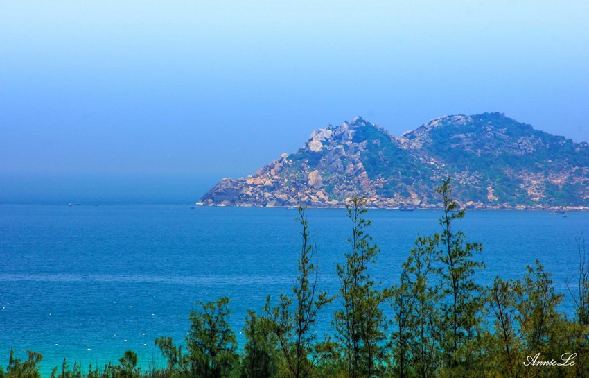 Đẹp trứ danh bãi biển Từ Nham và mùa hè nắng rực